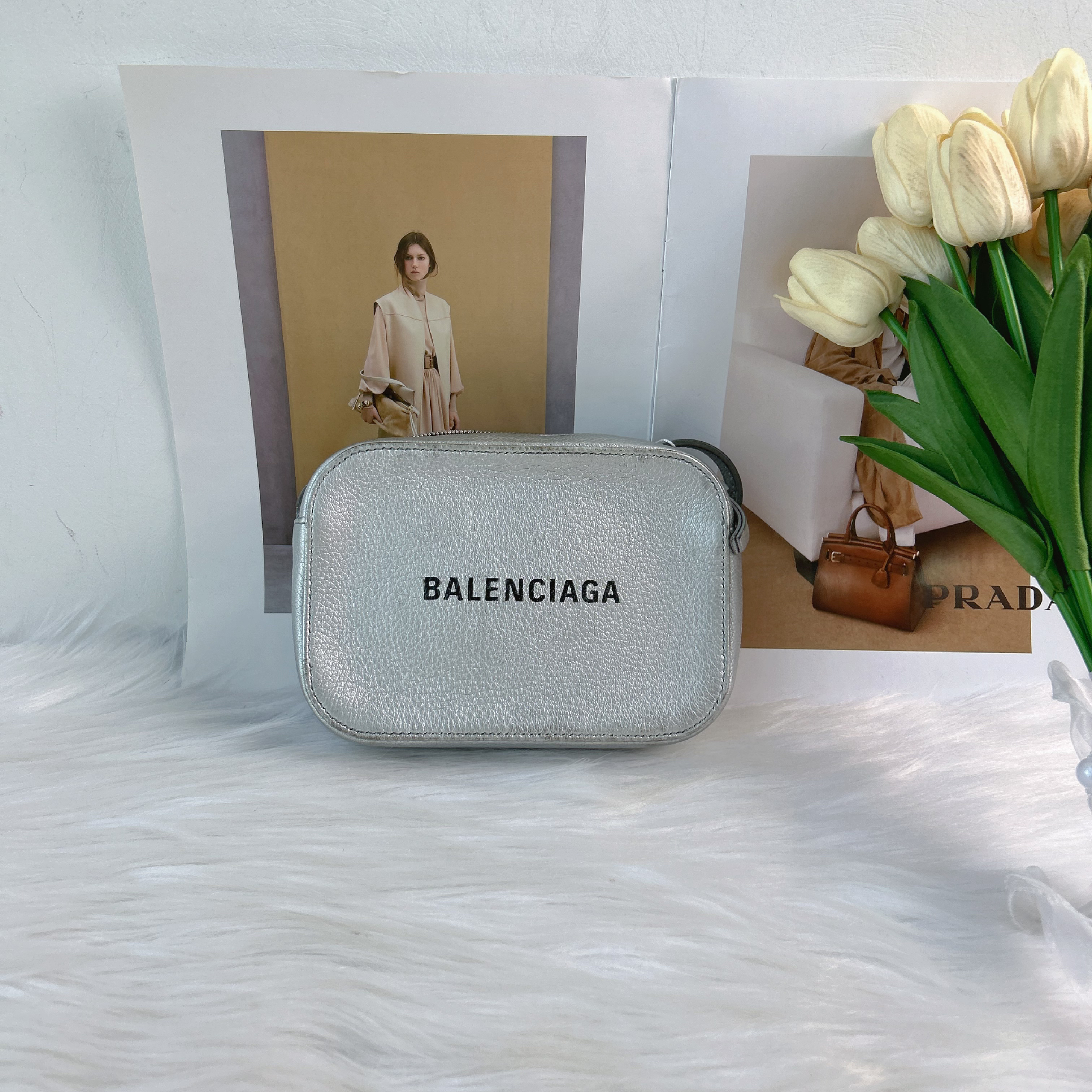 95新 Balenciaga/巴黎世家 巴黎世家银色百搭相机包xh117