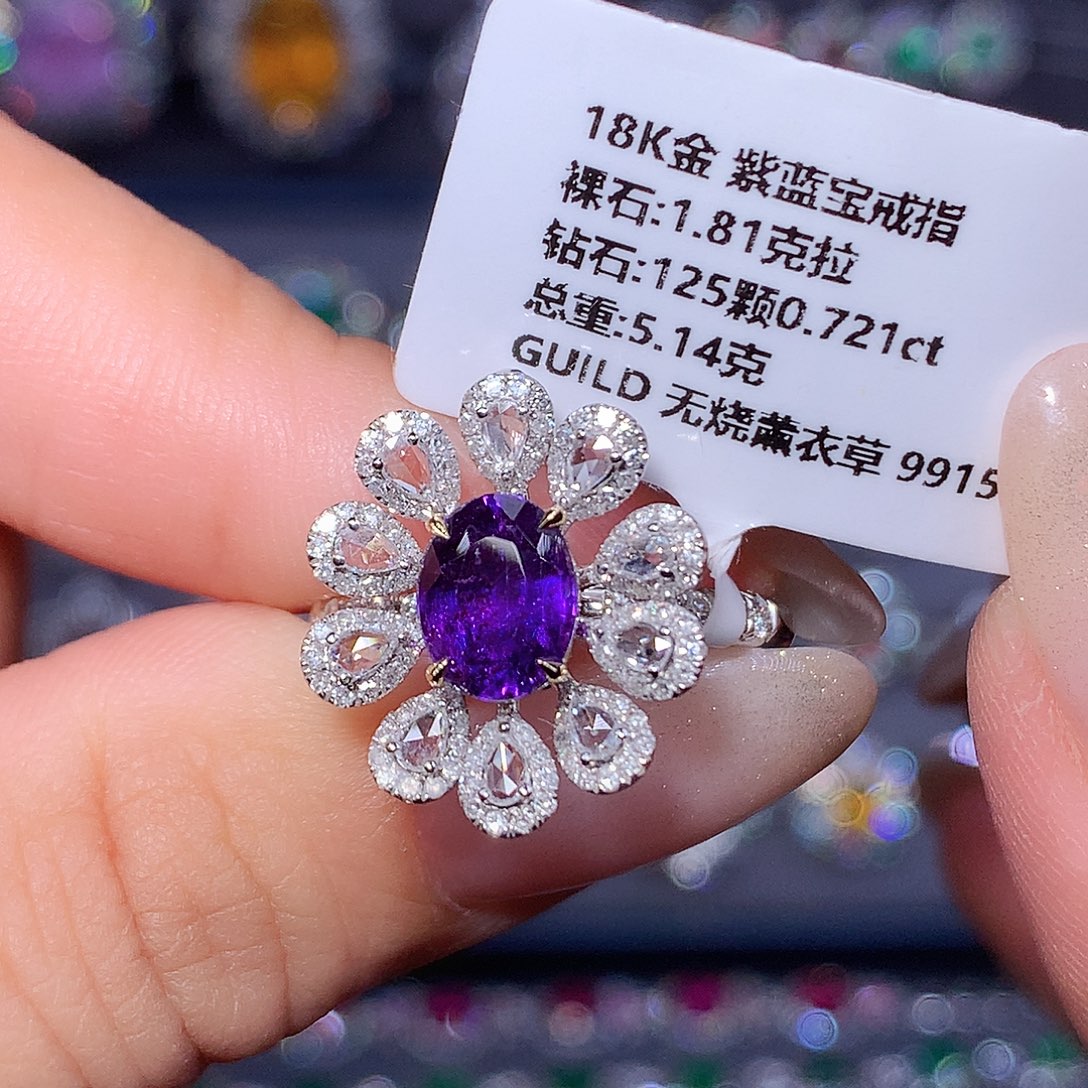 18K金镶嵌彩色蓝宝石戒指