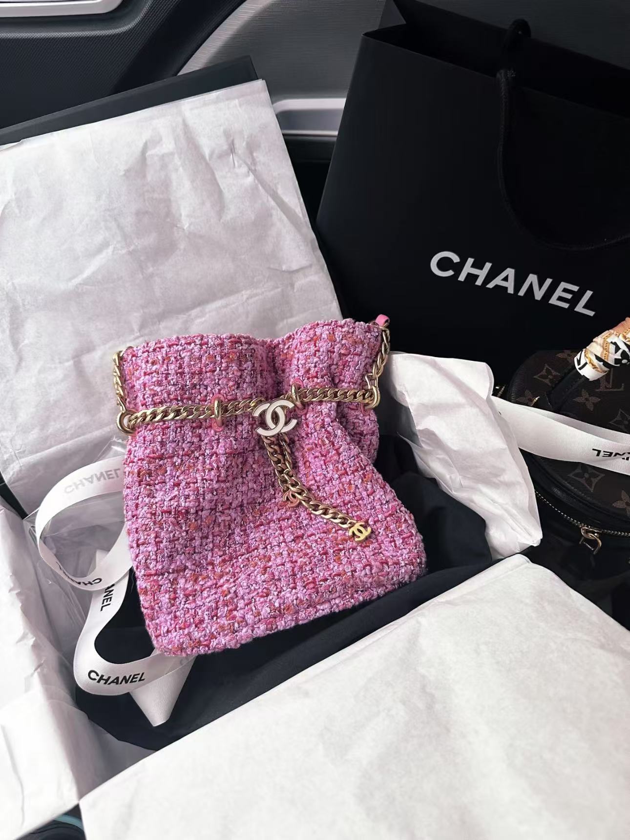 95新 Chanel/香奈儿 展会外场！粉色毛呢珐琅水桶包