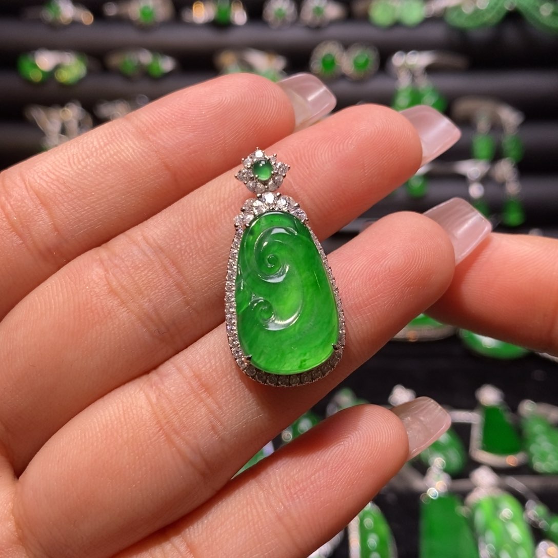 翡翠颈饰18K金镶嵌天然翡翠