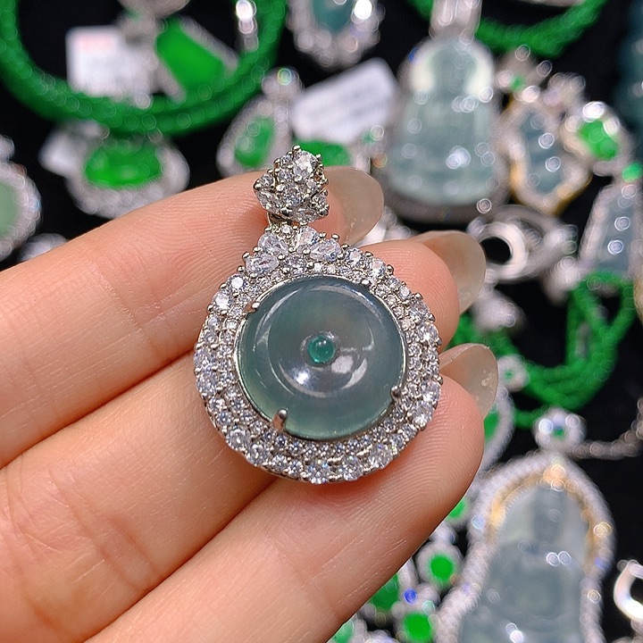 翡翠颈饰未镶嵌翡翠