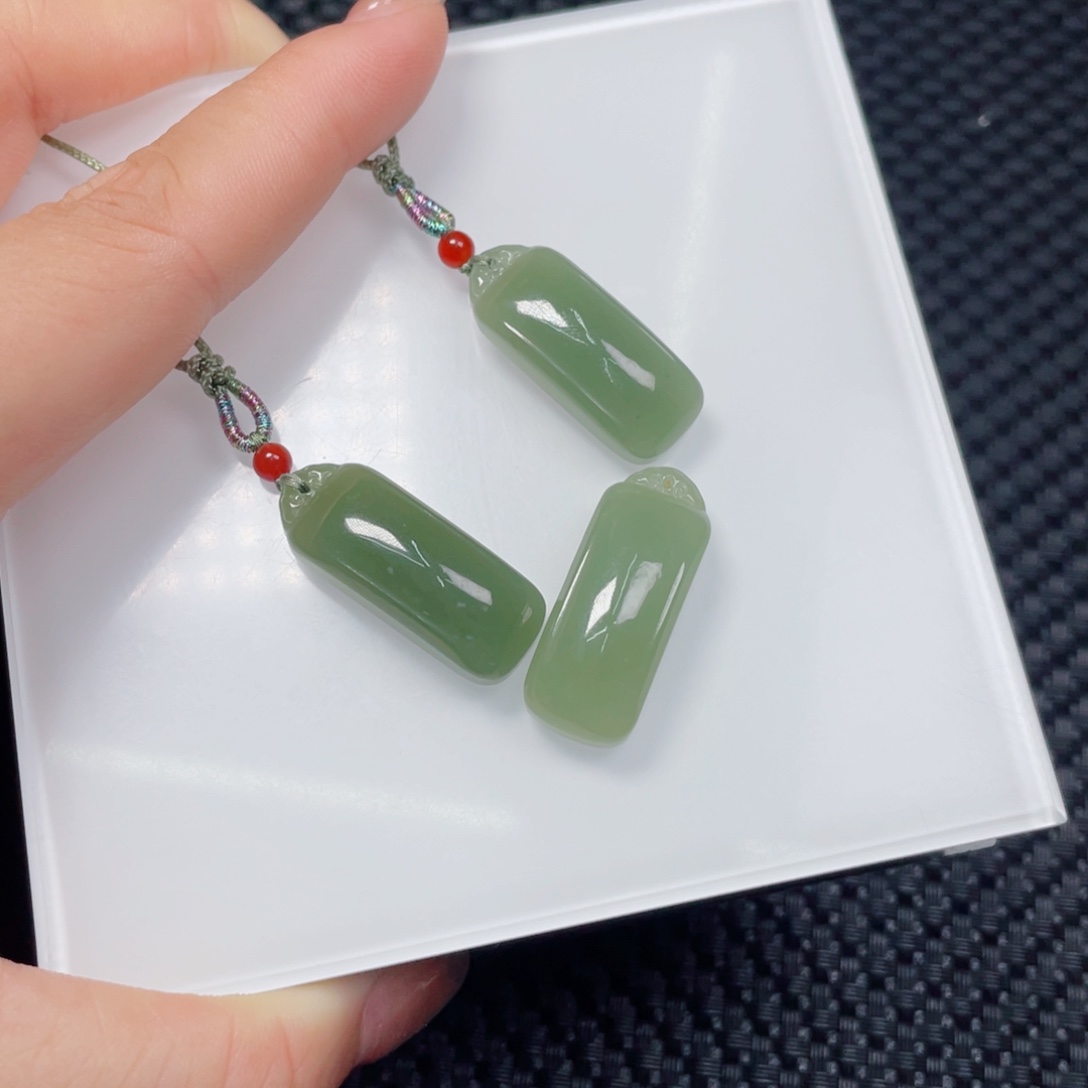 和田玉未镶嵌颈饰晴水小无事牌