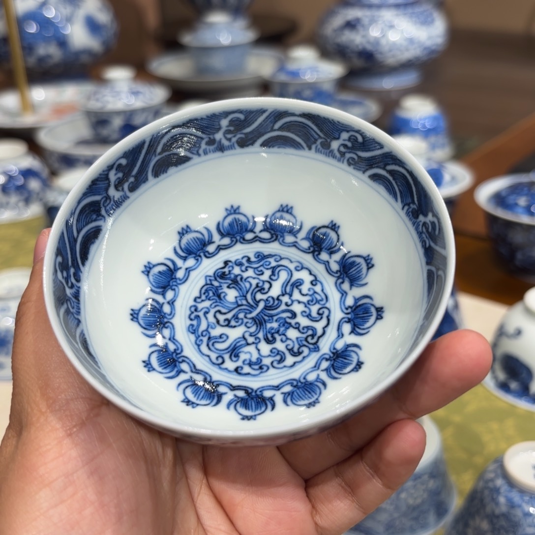 瓷柴 忍冬纹普洱杯…………