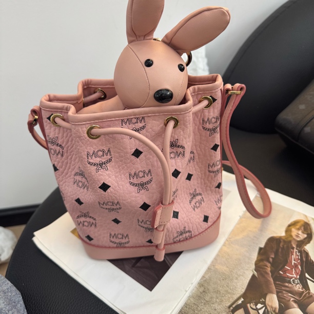 99新 MCM 大麦中古/mcm粉色兔子抽绳水桶/斜挎包