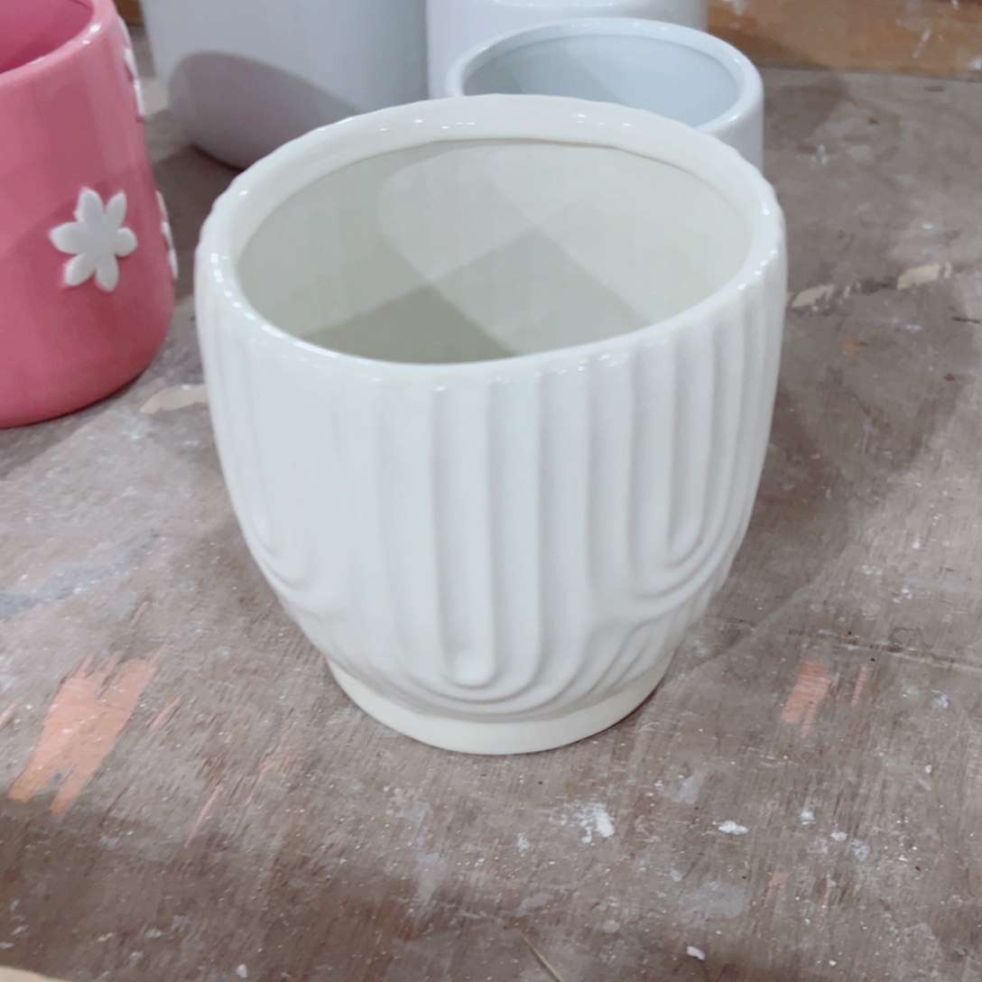 有孔，陶瓷花盆满10米包邮发货。微瑕介意慎拍