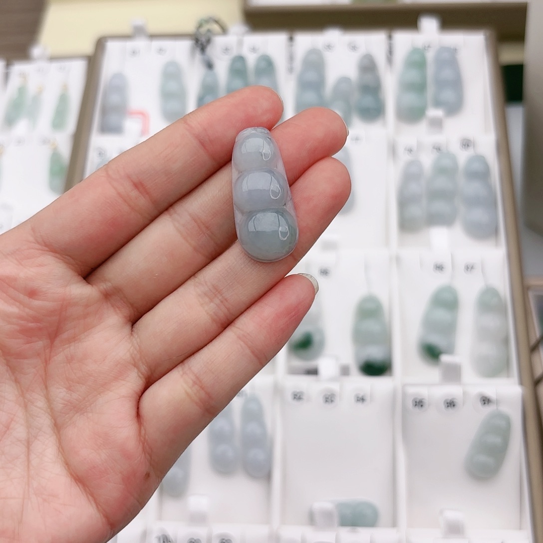 翡翠颈饰未镶嵌嘉*豆子