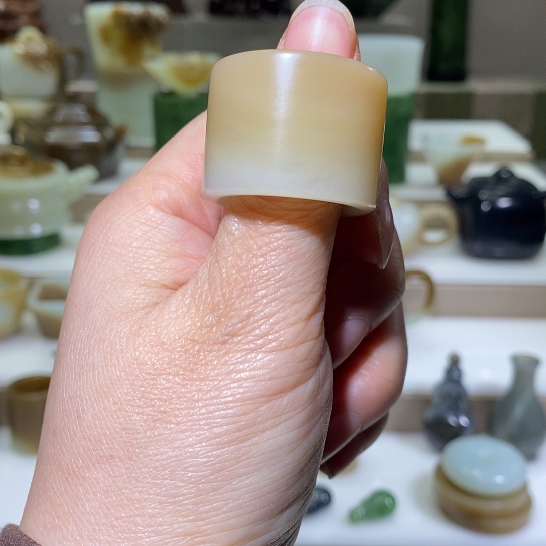 和田玉把件未镶嵌糖白扳指