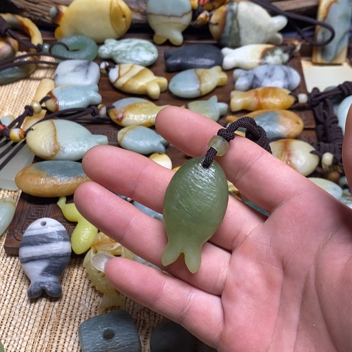 当***当蛇纹石玉未镶嵌颈饰