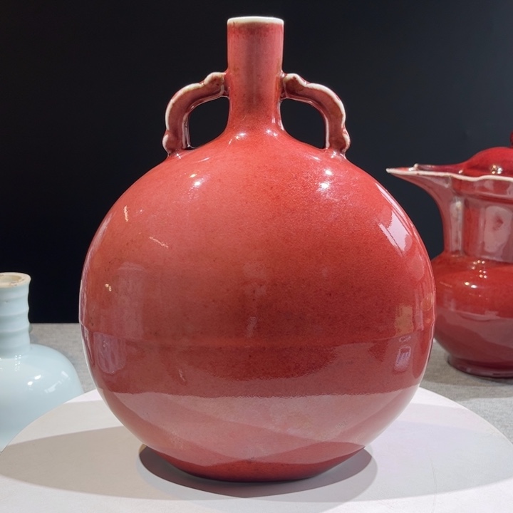 茶盏伴***人祭红釉抱月扁壶