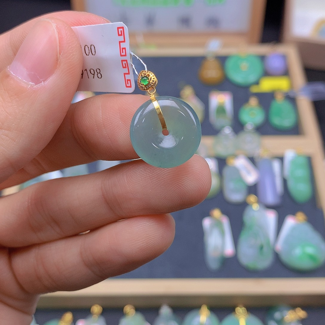 翡翠颈饰18K金镶嵌翡翠