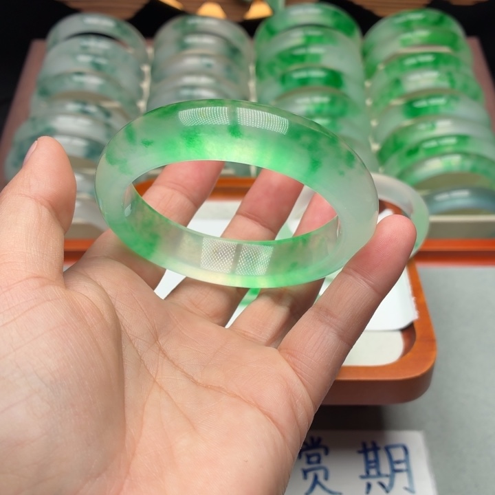 C***台石英质玉未镶嵌手镯