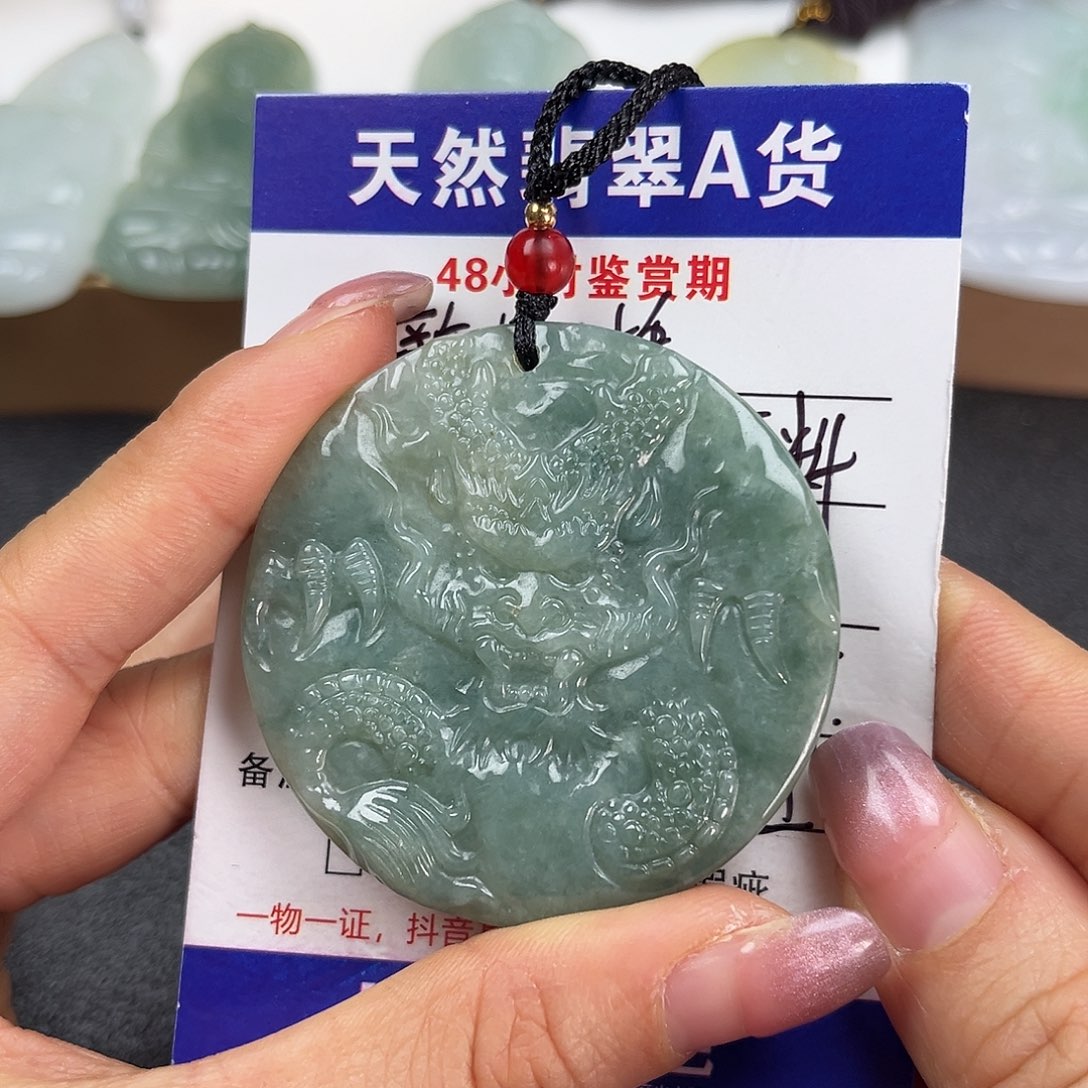 翡翠未镶嵌颈饰     