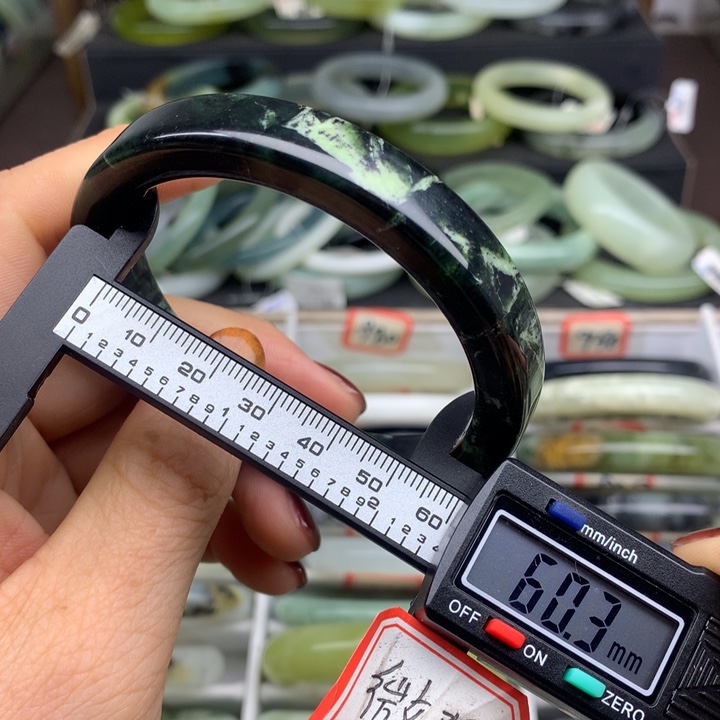蛇纹石玉未镶嵌手镯971