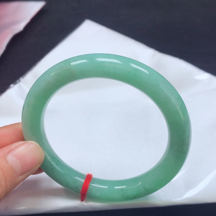 翡翠手镯未镶嵌55圈