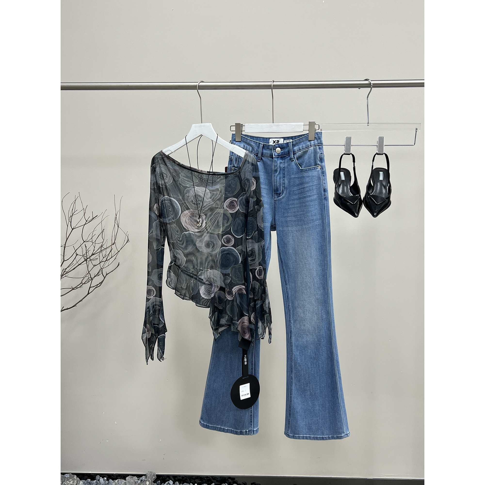 微透花朵斜肩网纱上衣50029（清）