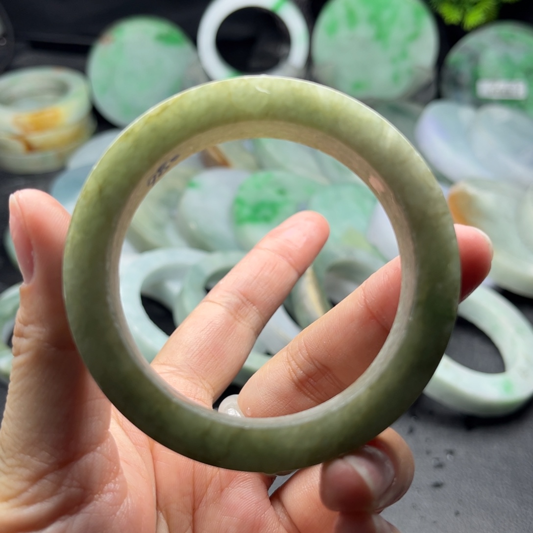 未镶嵌翡翠手镯定制翡翠