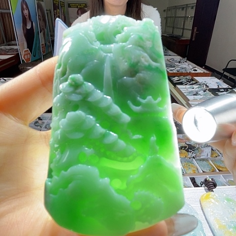 翡翠未镶嵌颈饰一个