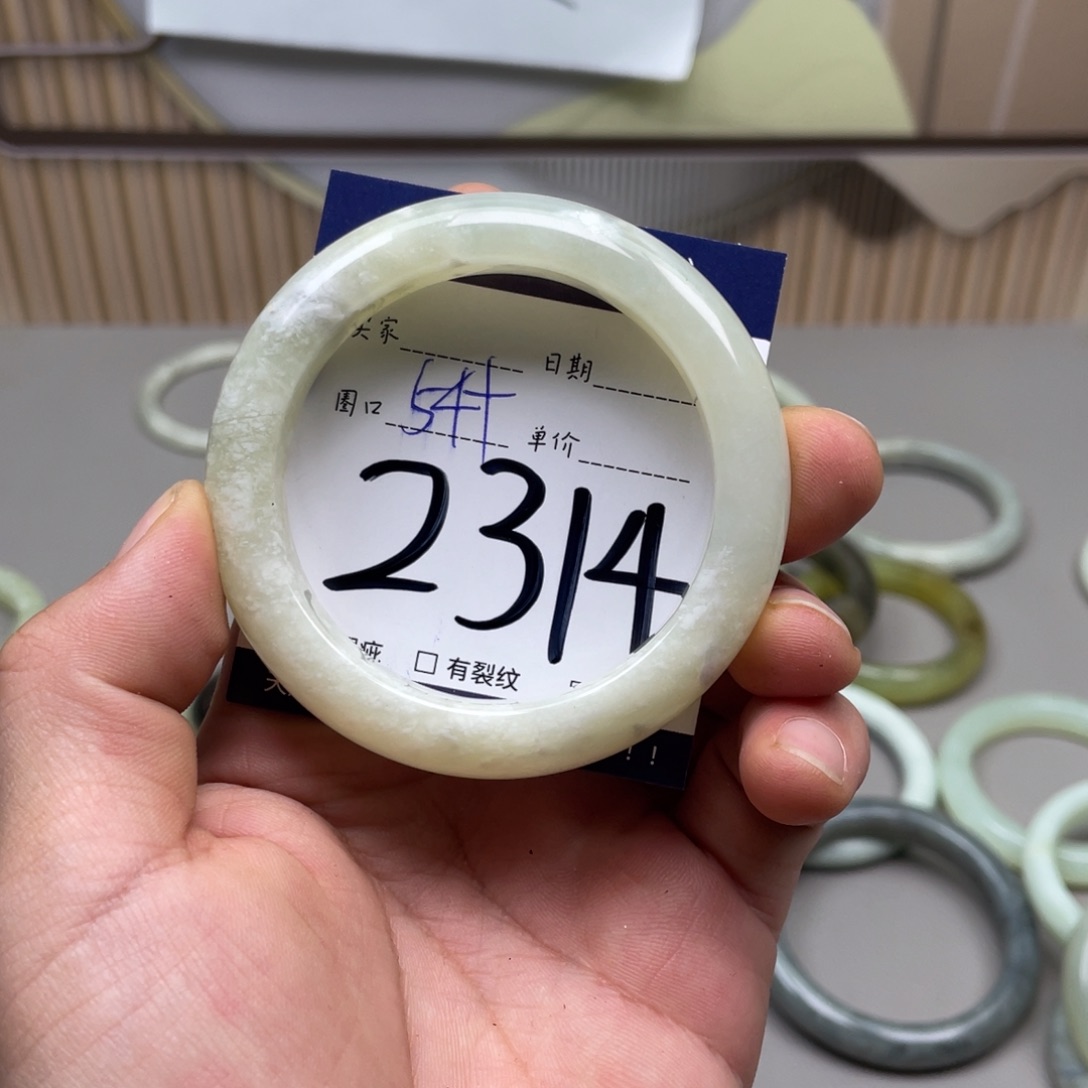 岫玉手镯手镯未镶嵌