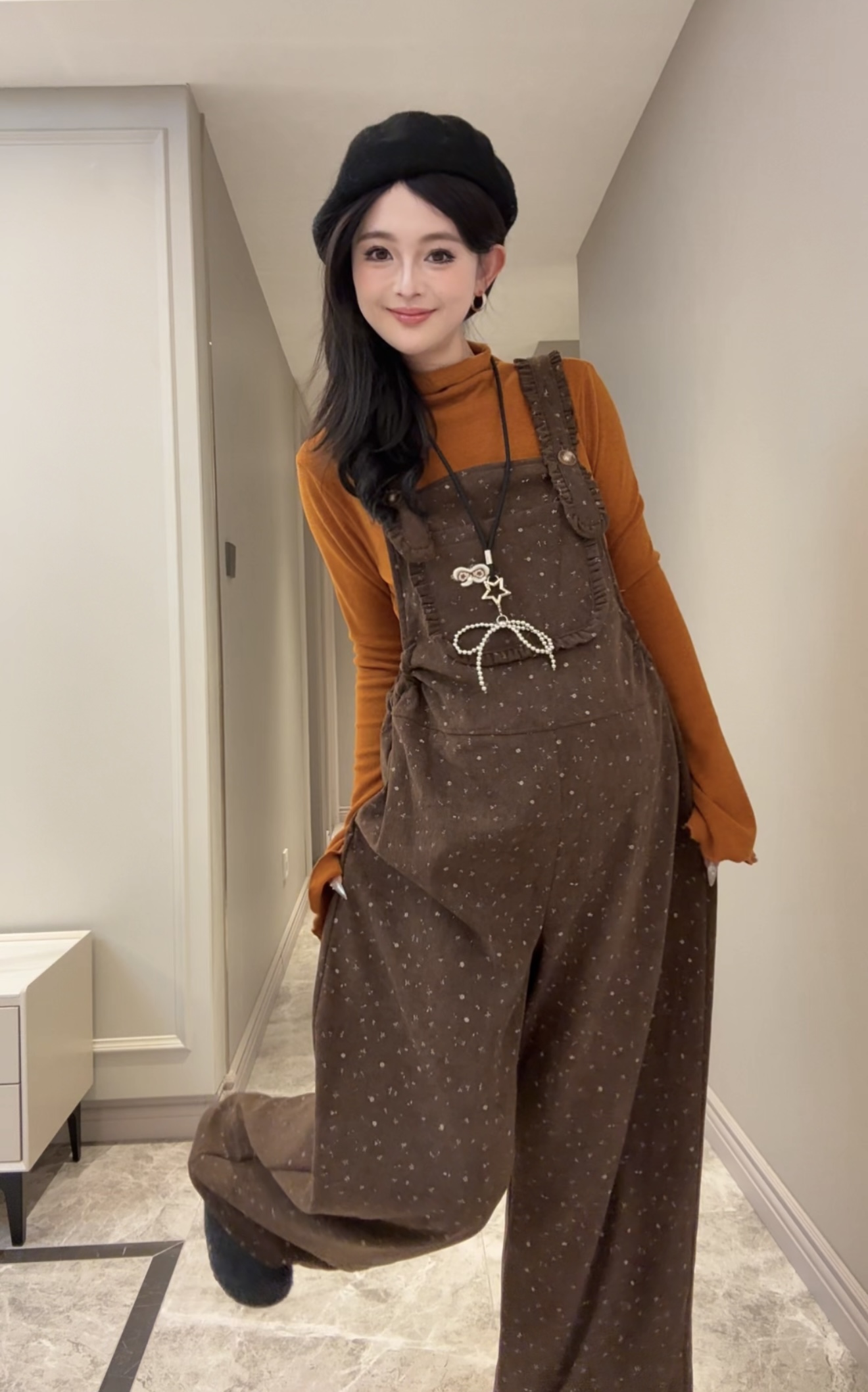 时尚孕妇秋冬新款碎花背带裤洋气显瘦学院+喇叭袖打底上衣两件套