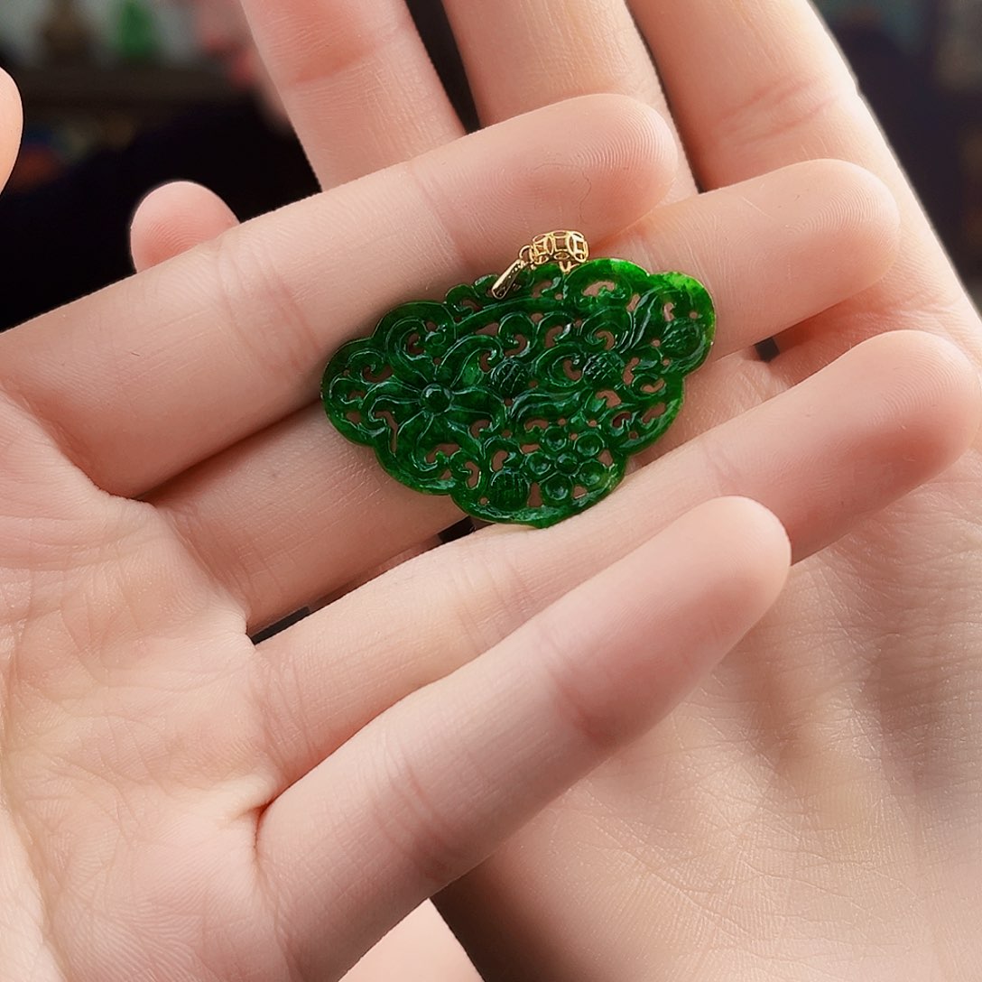 颈饰18K金镶嵌翡翠多样性