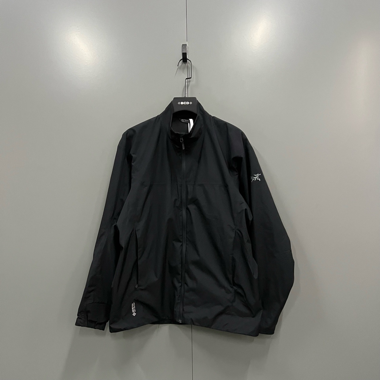 95新 ARC'TERYX/始祖鸟 （cc3）黑色徽标立领冲锋衣 L码