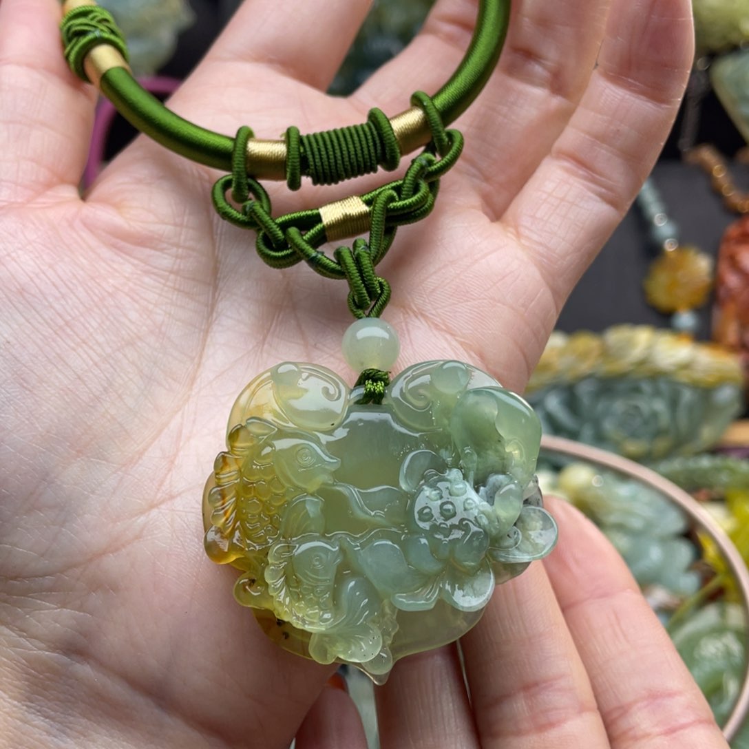 蛇纹石玉颈饰未镶嵌