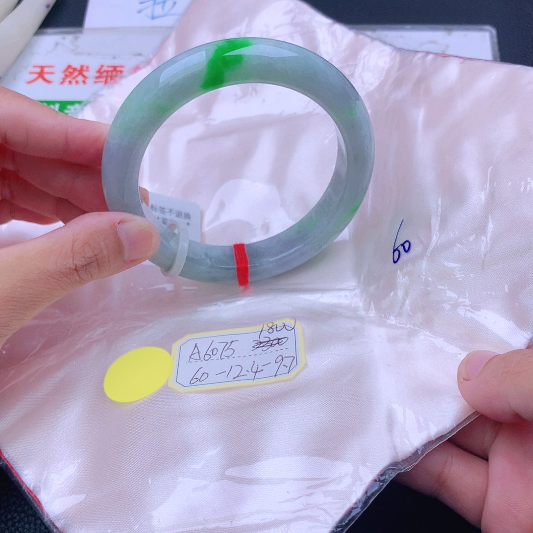 翡翠手镯未镶嵌翡翠