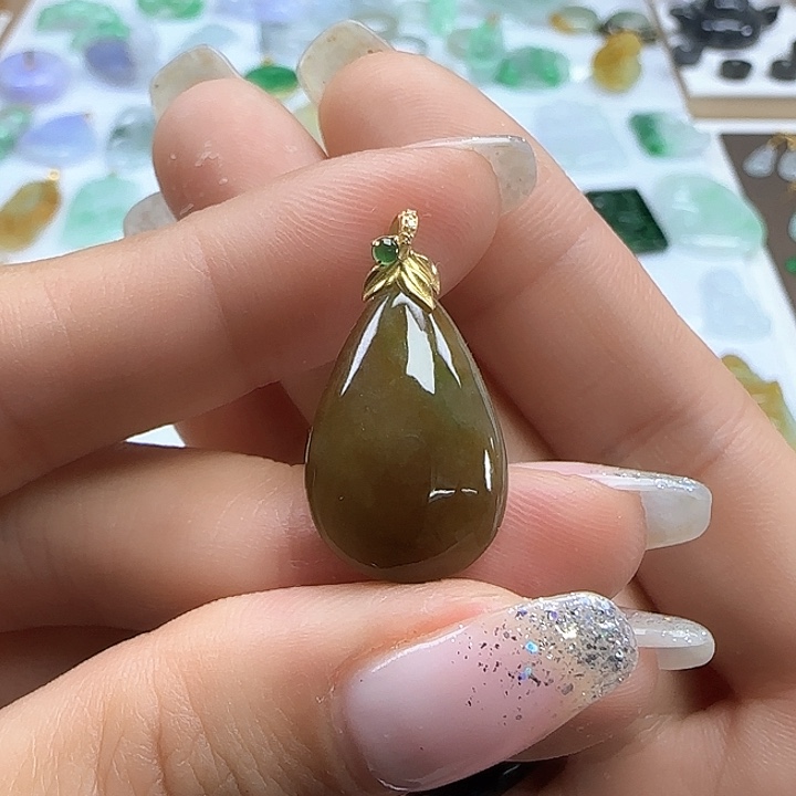 翡翠颈饰未镶嵌黄加绿水滴