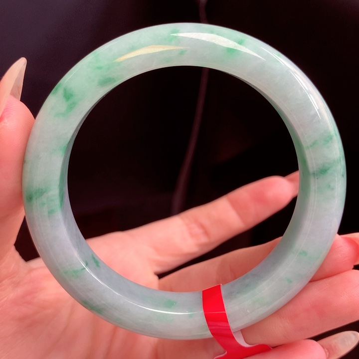 翡翠手镯未镶嵌翡翠