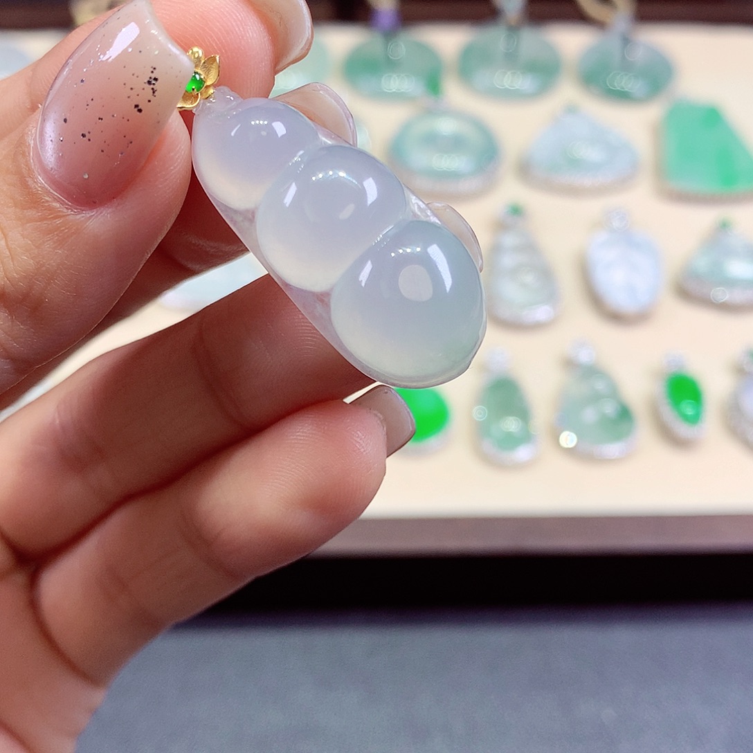 翡翠18K金镶嵌颈饰翡翠