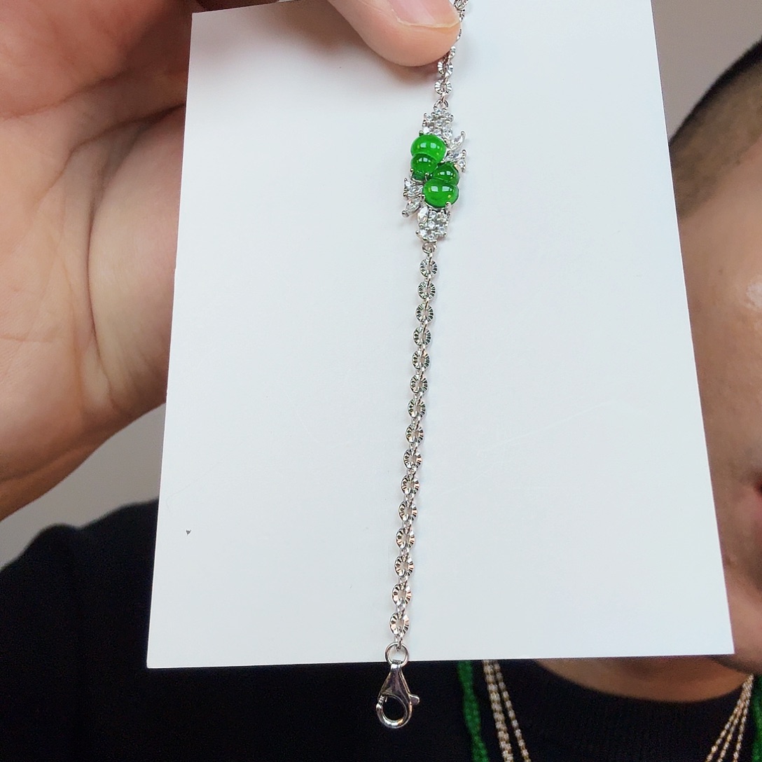 翡翠未镶嵌颈饰一件