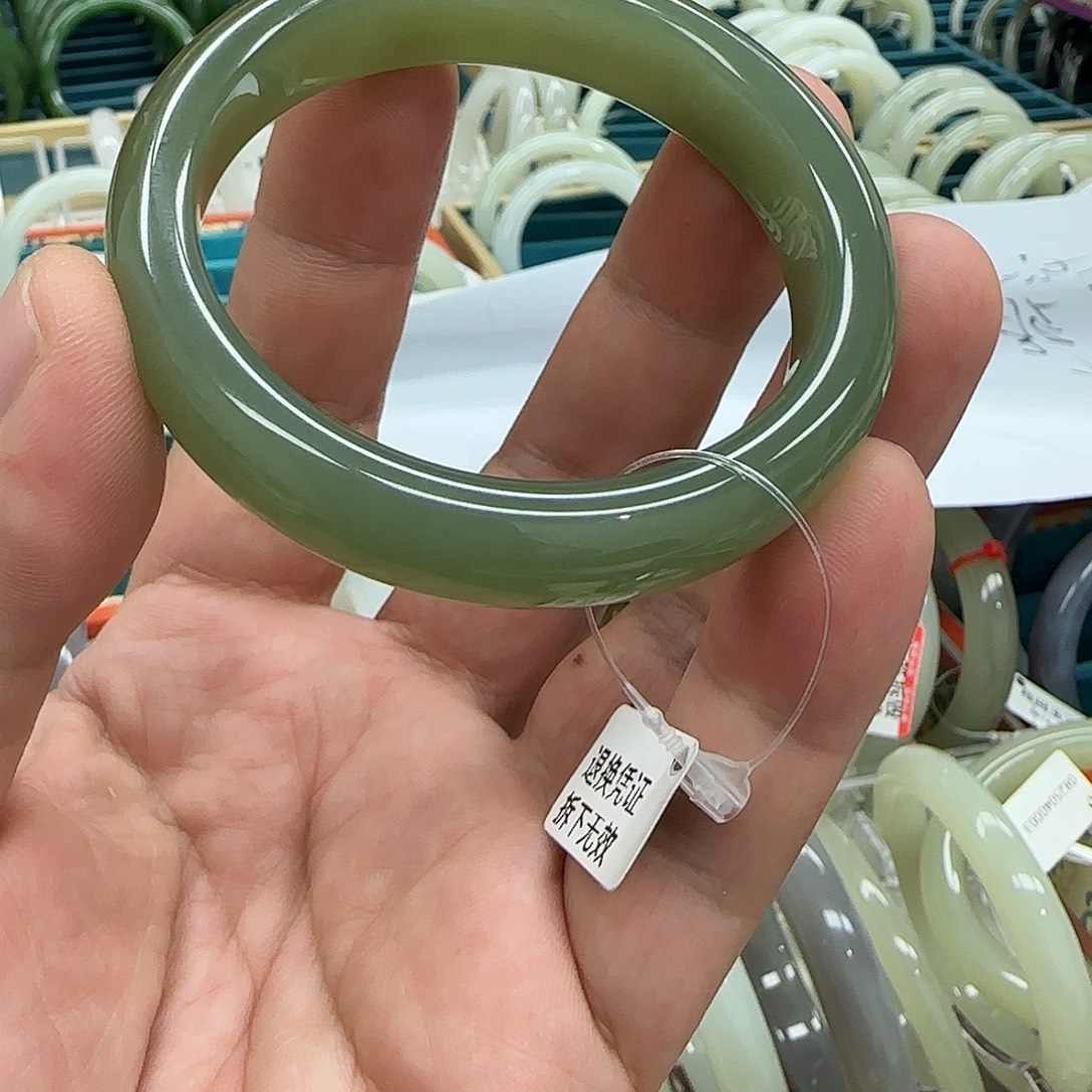 微***敌和田玉未镶嵌手镯