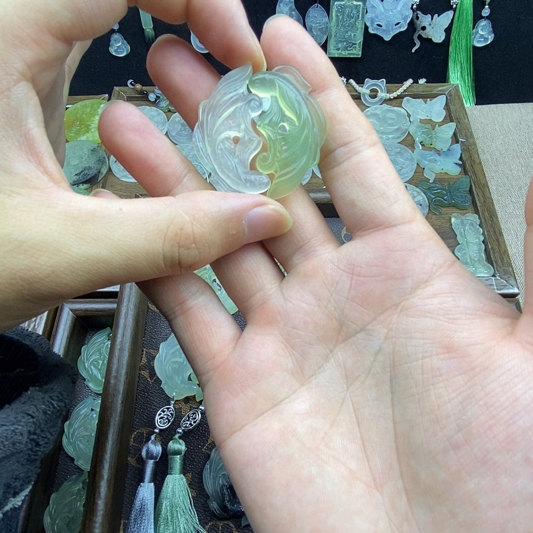 潀***.蛇纹石玉未镶嵌颈饰双鱼