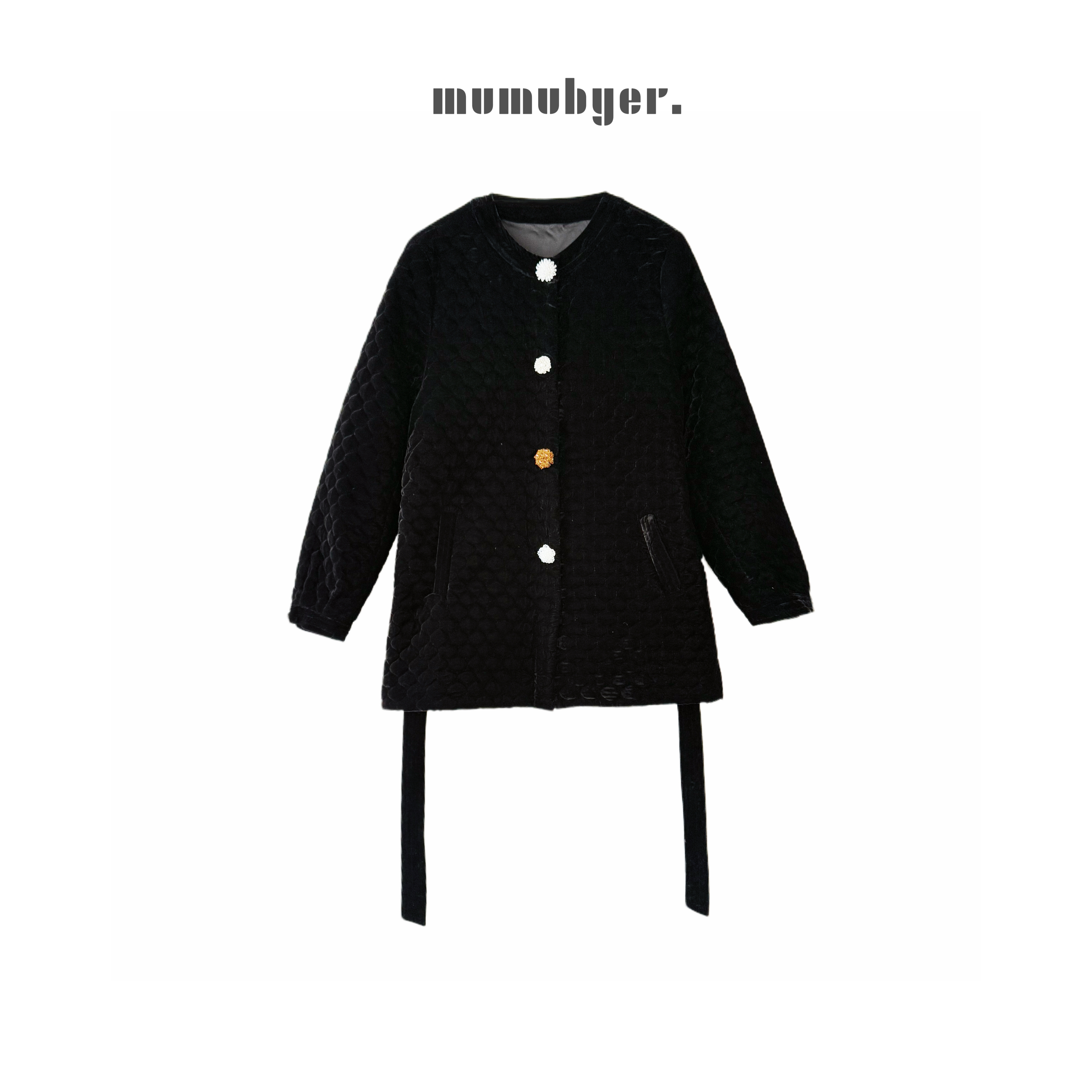 mumubyer • “鎏光黑天鹅”花朵纽扣黑色丝绒菱格夹棉中长款棉服