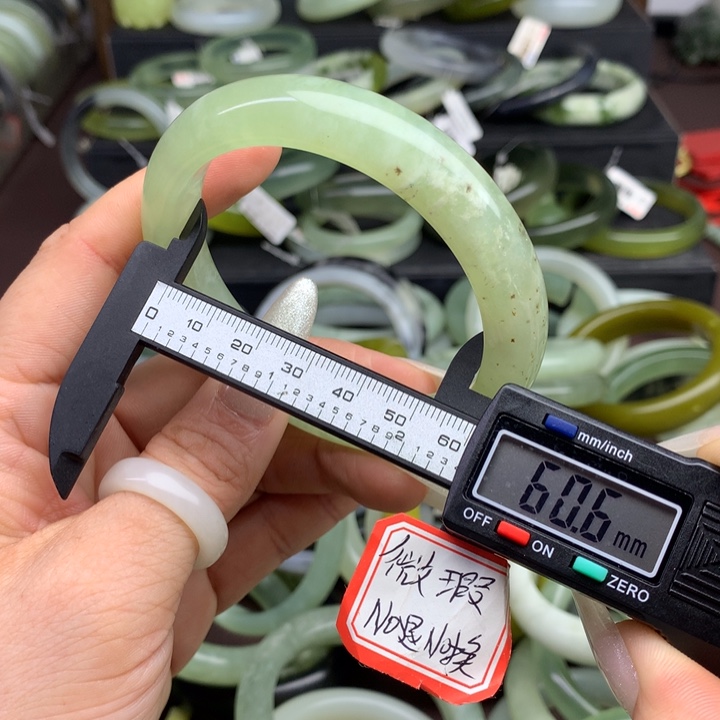 蛇纹石玉手镯未镶嵌987