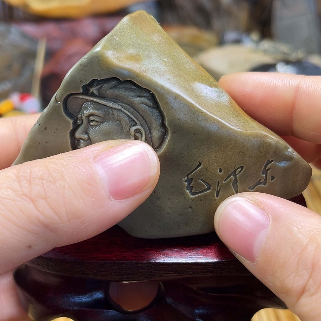 新疆原石雕刻手把件