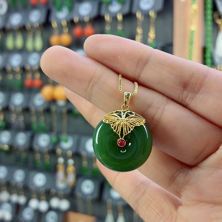 余***己和田玉18K金镶嵌颈饰