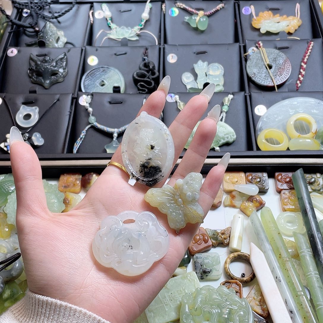 蛇纹石玉未镶嵌颈饰