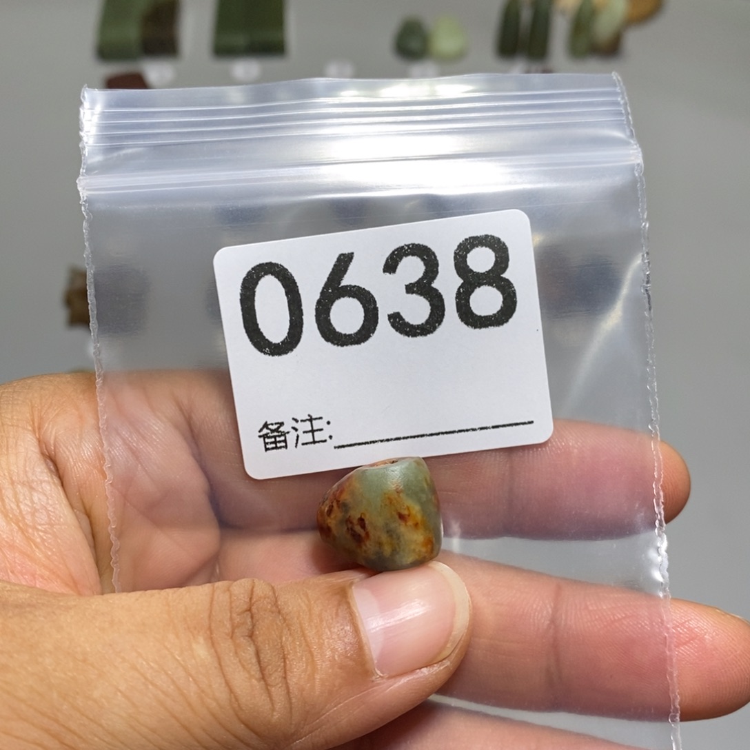 颈饰未镶嵌透闪石质玉琪**胜