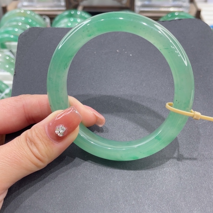 未镶嵌手镯石英质玉