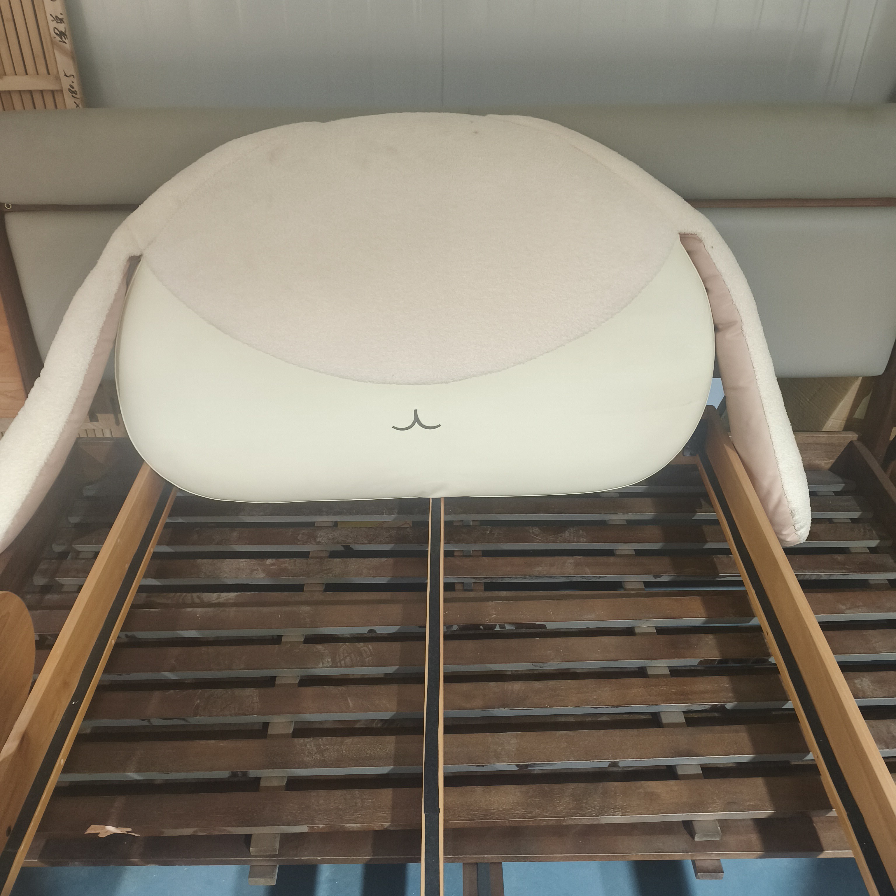 原始原素兔子床头一个