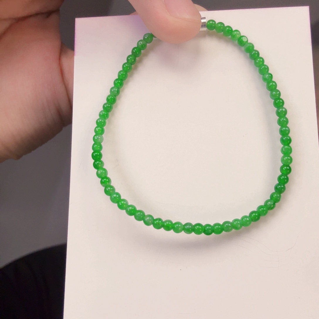 翡翠未镶嵌颈饰一件