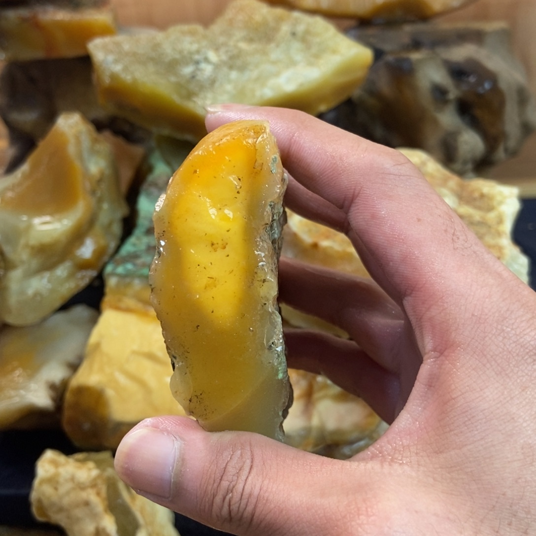 石英质玉（黄龙玉）未镶嵌珠宝奇石