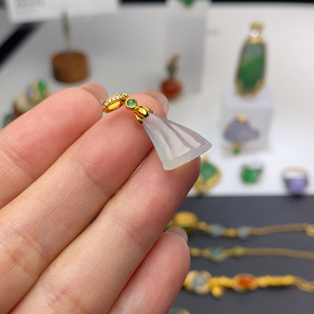 翡翠18K金镶嵌颈饰莲蓬