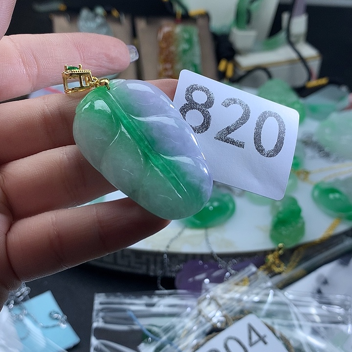 翡翠未镶嵌吊坠(赠链)