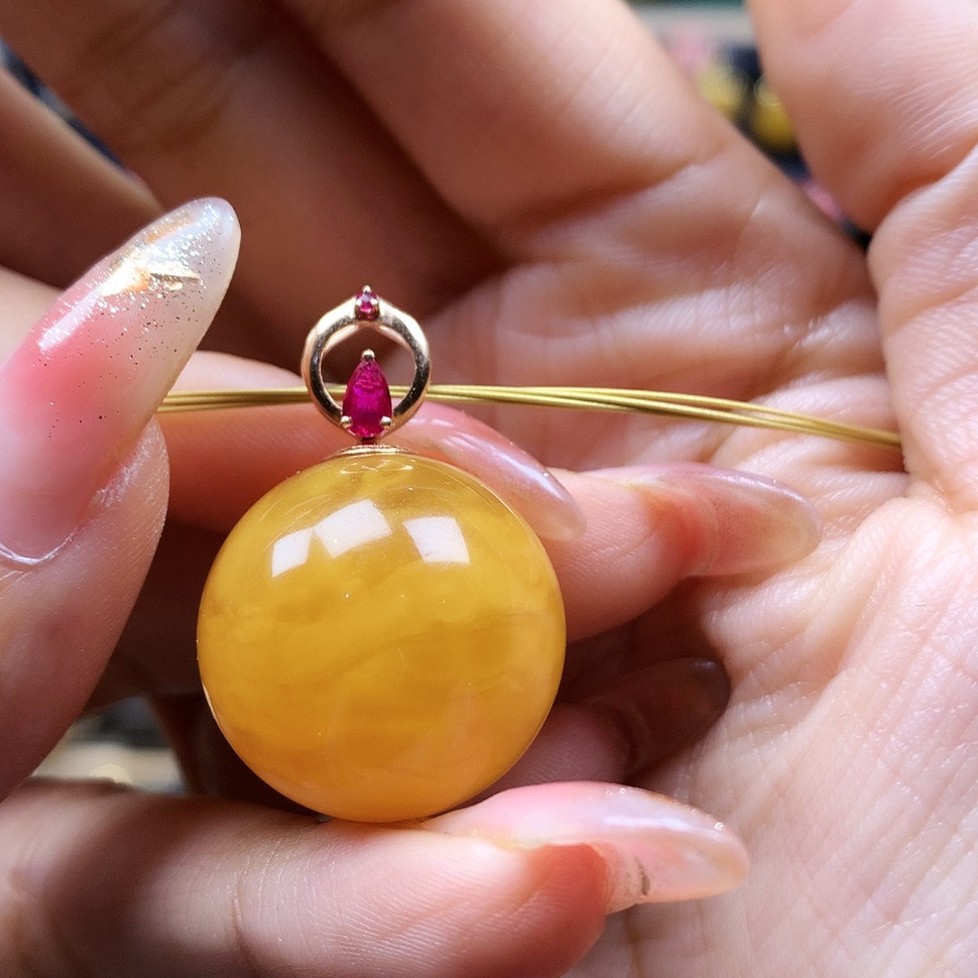 蜜蜡颈饰18K金镶嵌吊坠