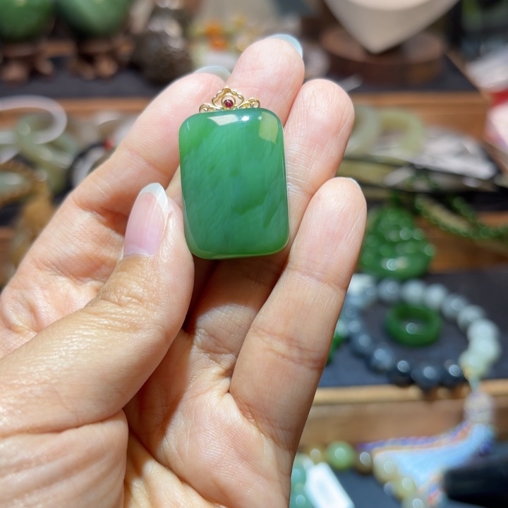 和田玉18K金镶嵌颈饰