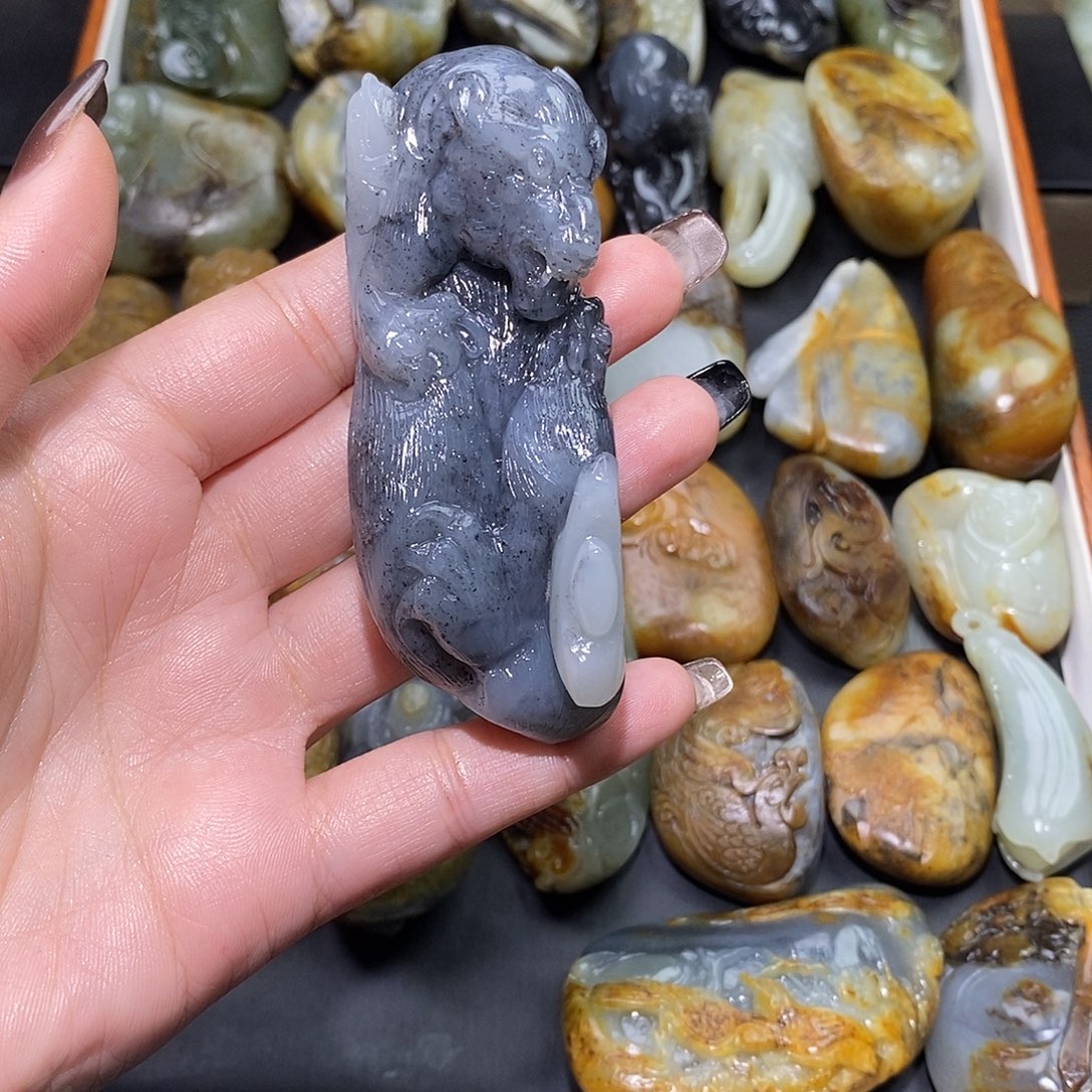 䂖***説和田玉未镶嵌颈饰