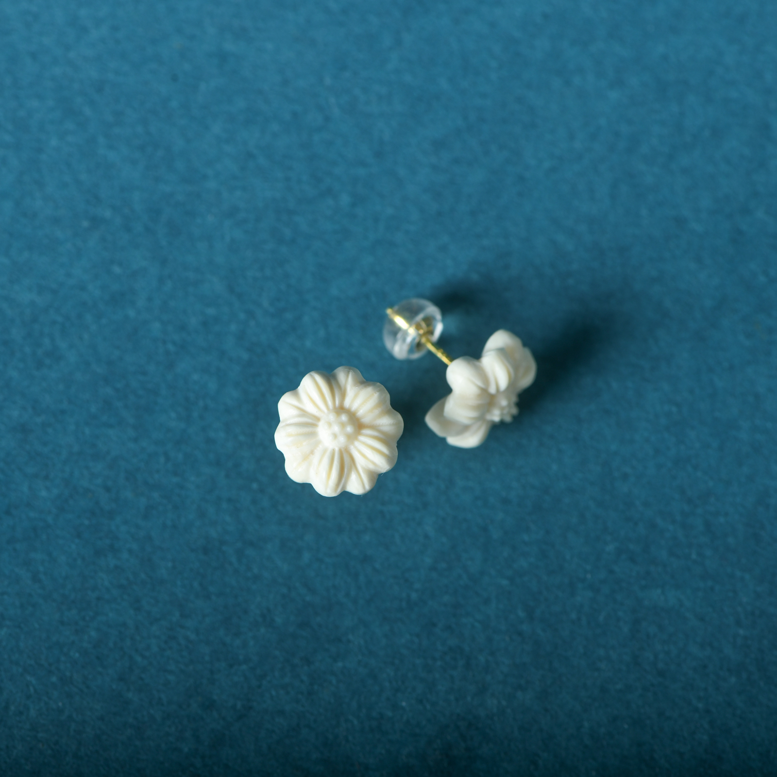 猛犸牙精雕向日葵耳钉一对