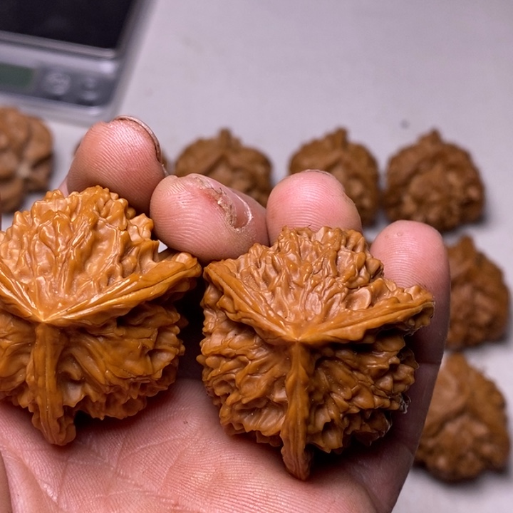 用***4文玩核桃把件盘山三棱微修打底